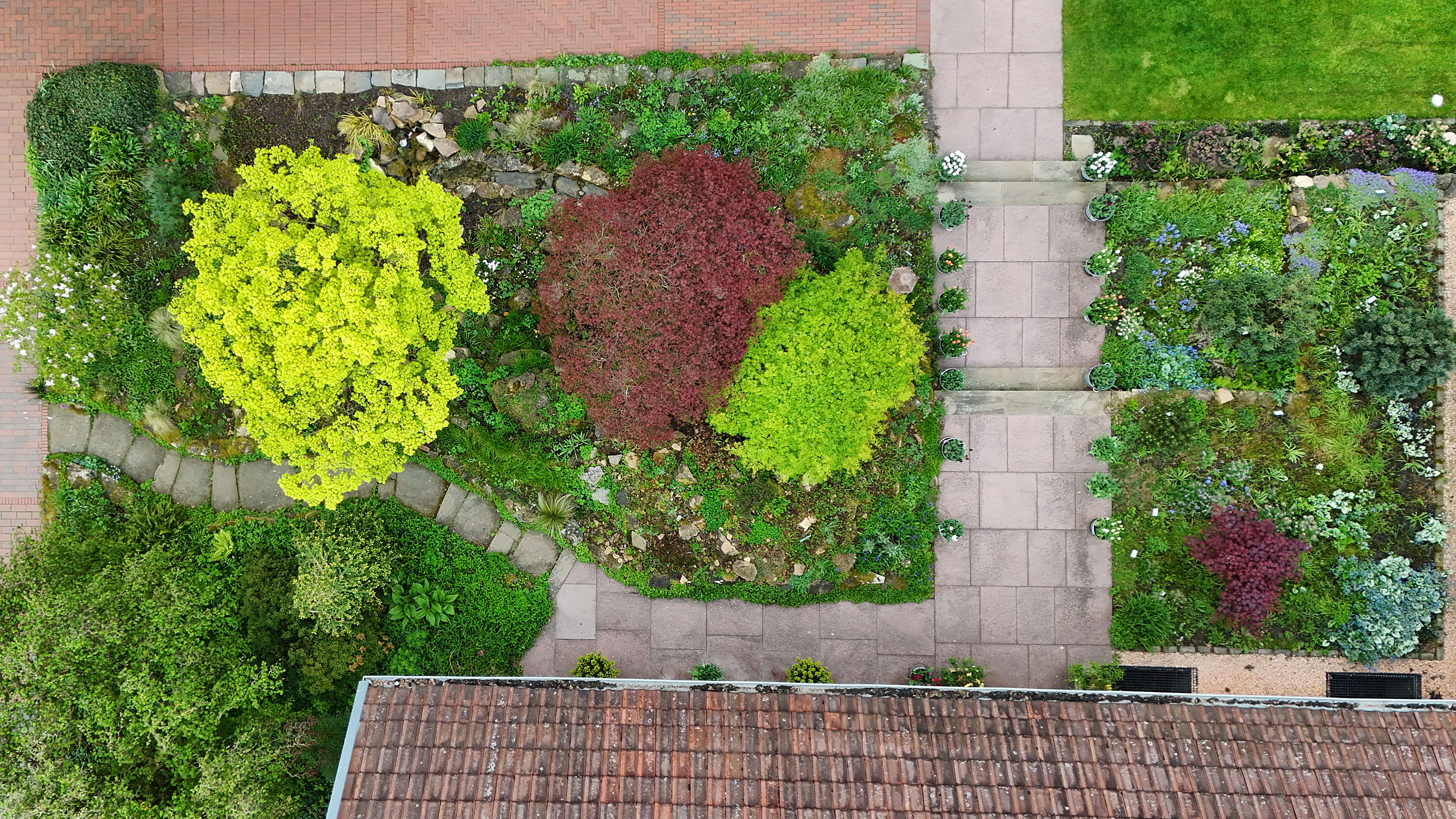 vor dem Verwaltungsgebäude/Steingarten