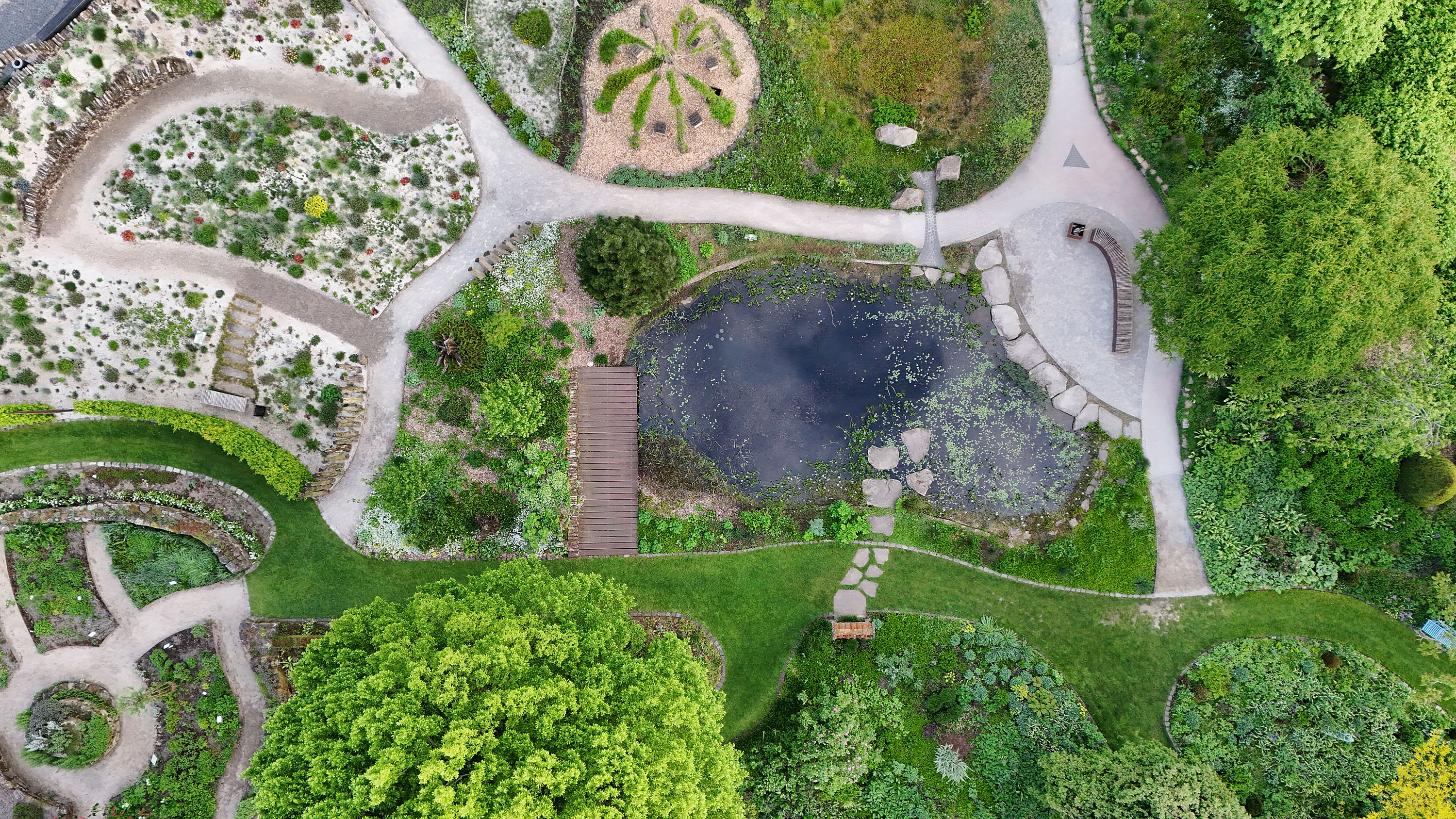 Gartenteich im hinteren Bereich mit Weidenzelt