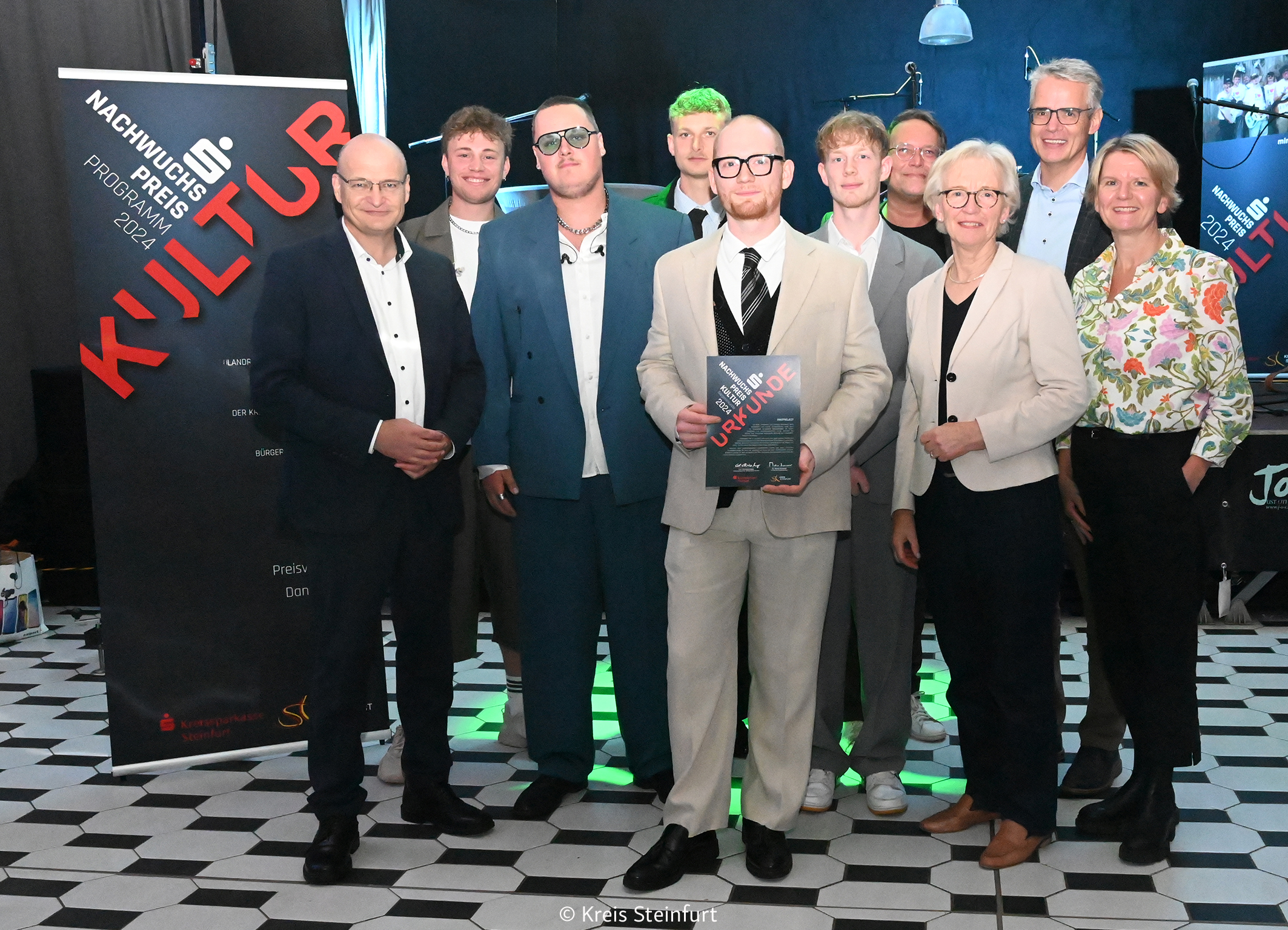 Die vier Bandmitglieder der Band mintproject stehen und sitzen auf einem Dach. Im Hintergrund geht die Sonne unter. Die vier Bandmitglieder der Band mintproject stehen und sitzen auf einem Dach. Im Hintergrund geht die Sonne unter.