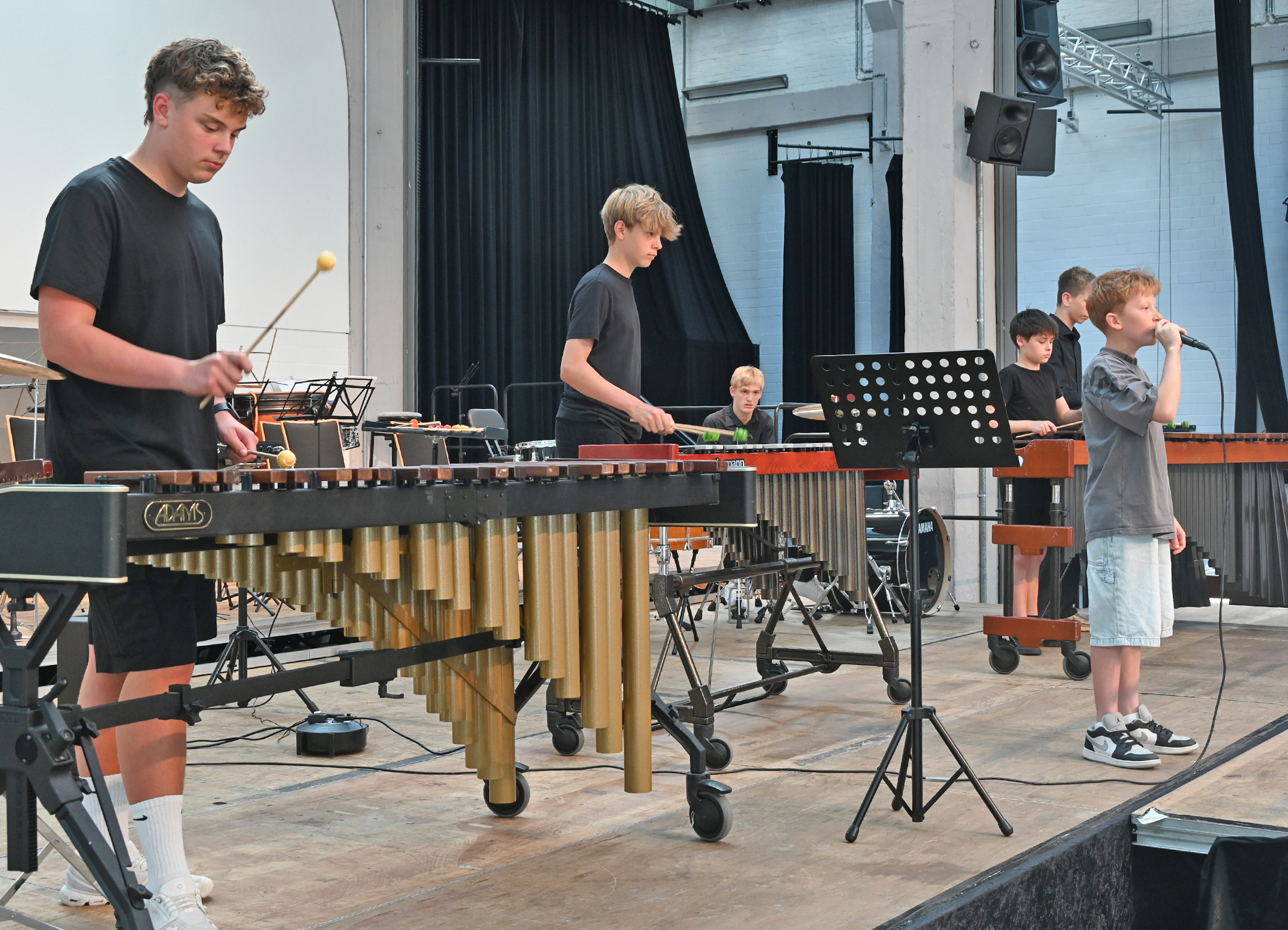 Das Percussion-Ensemble bei ihrem Auftritt. Das Percussion-Ensemble bei ihrem Auftritt.