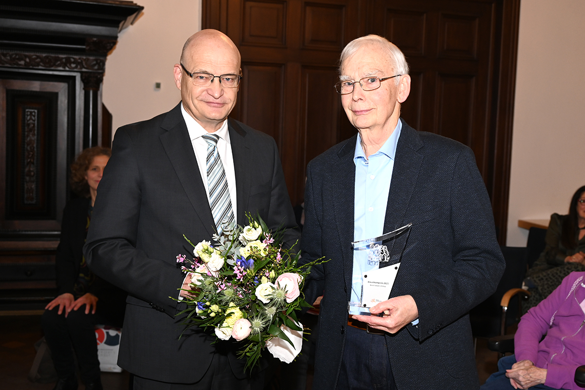 Landrat Dr. Sommer und Bernd Tombült bei der Preisverleihung.