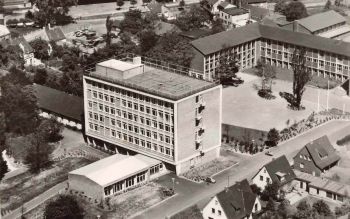 Foto des sechsstöckigen Gebäudes von 1958