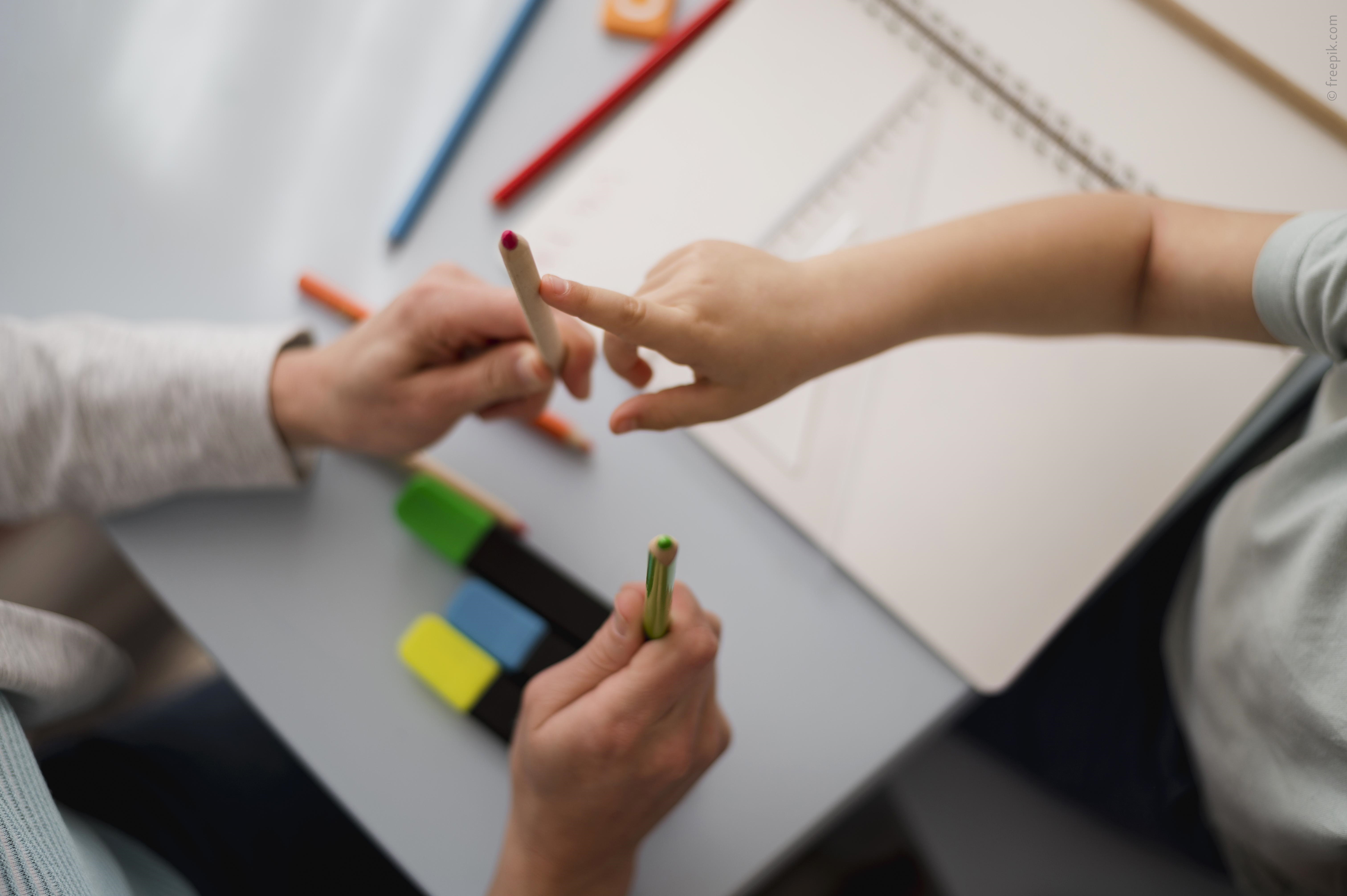Foto Kind erhält Hilfe bei Schulaufgaben