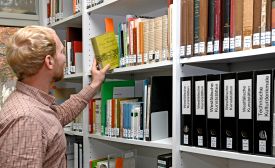 Bücherregal der Bibliothek des Kreisarchivs