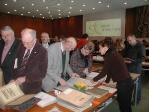 Besucher am Stand des Kreisarchivs beim Tag der Archive 2010