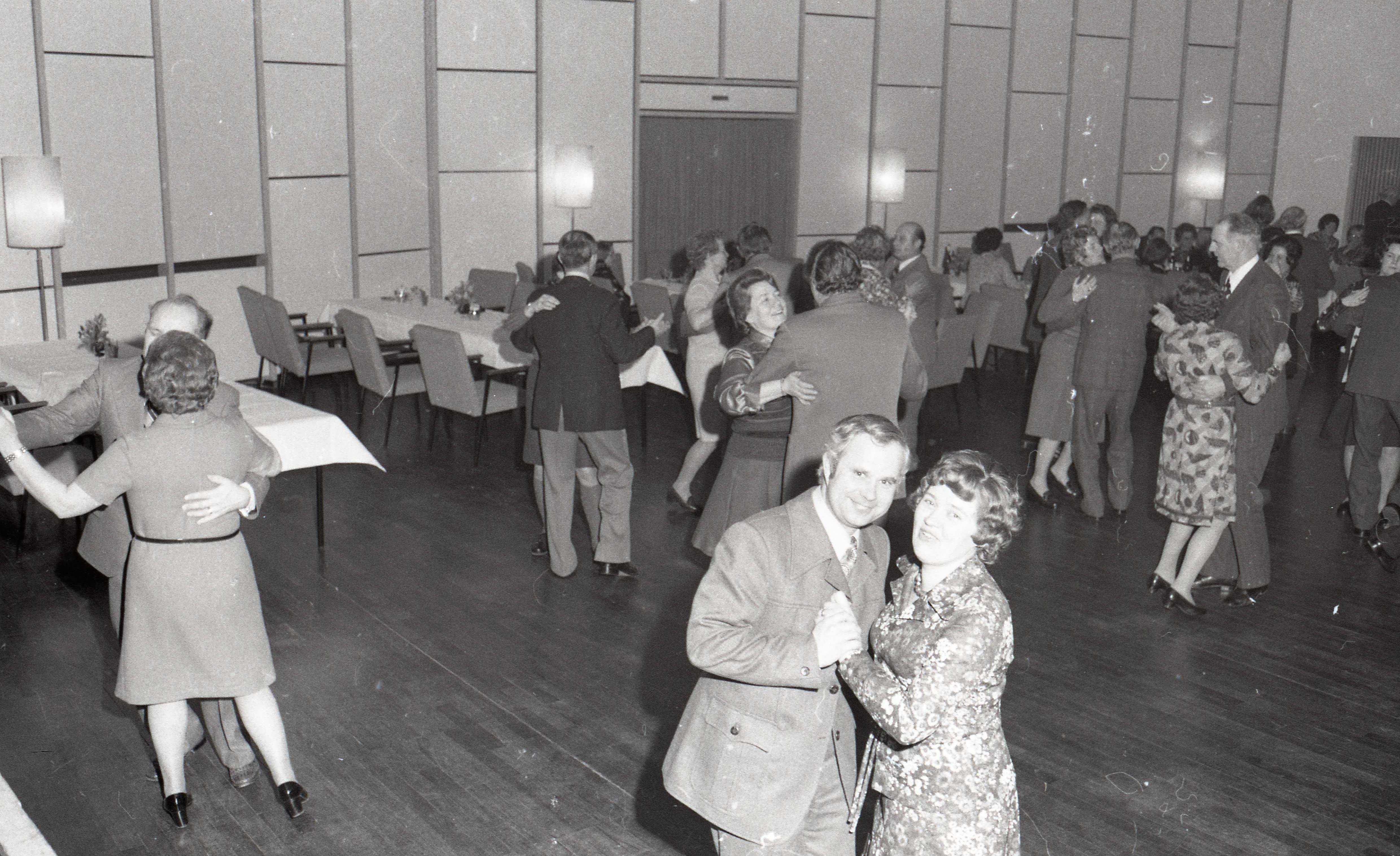 Foto vom Saal mit tanzenden Menschen
