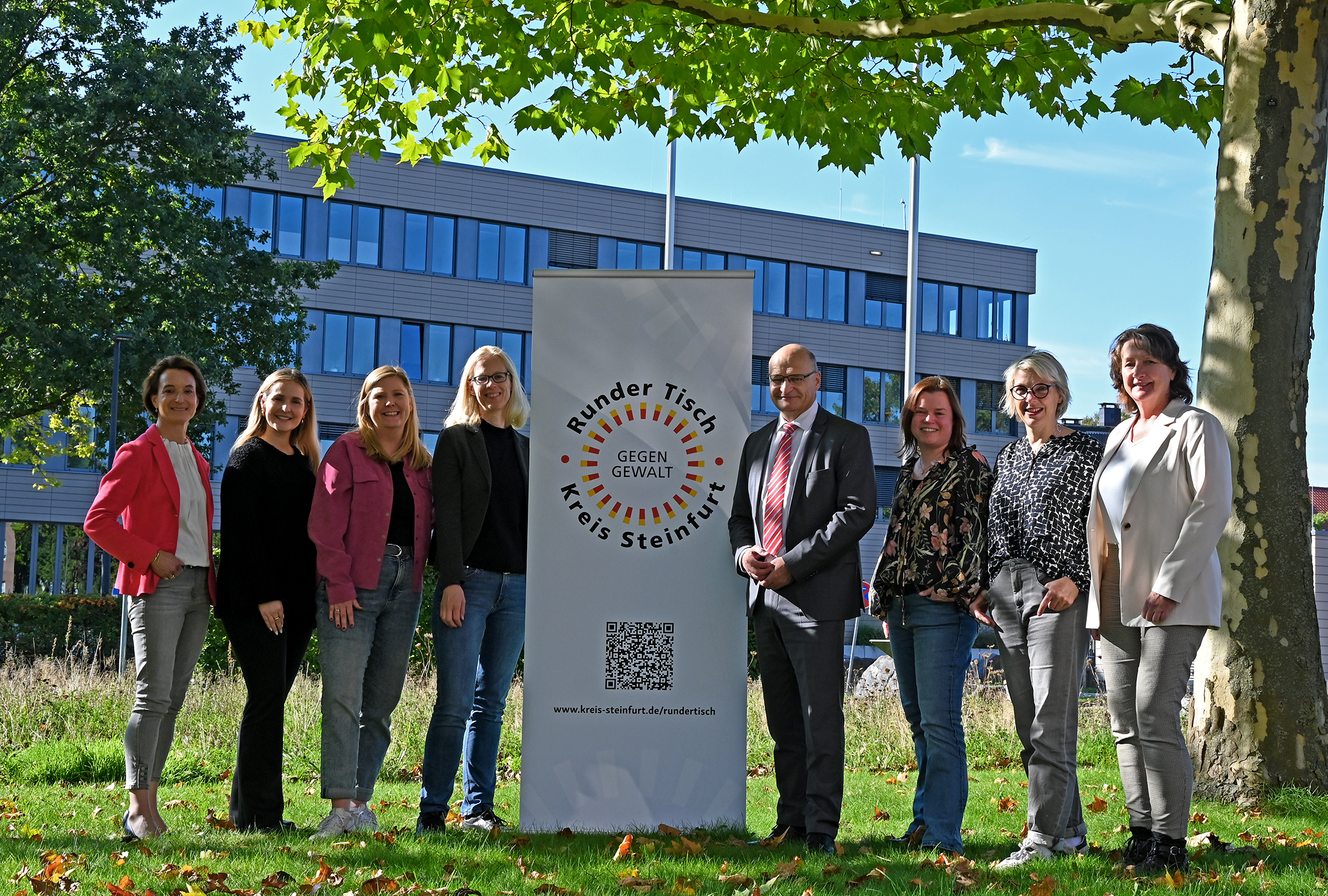 Gruppenbild mit Logo