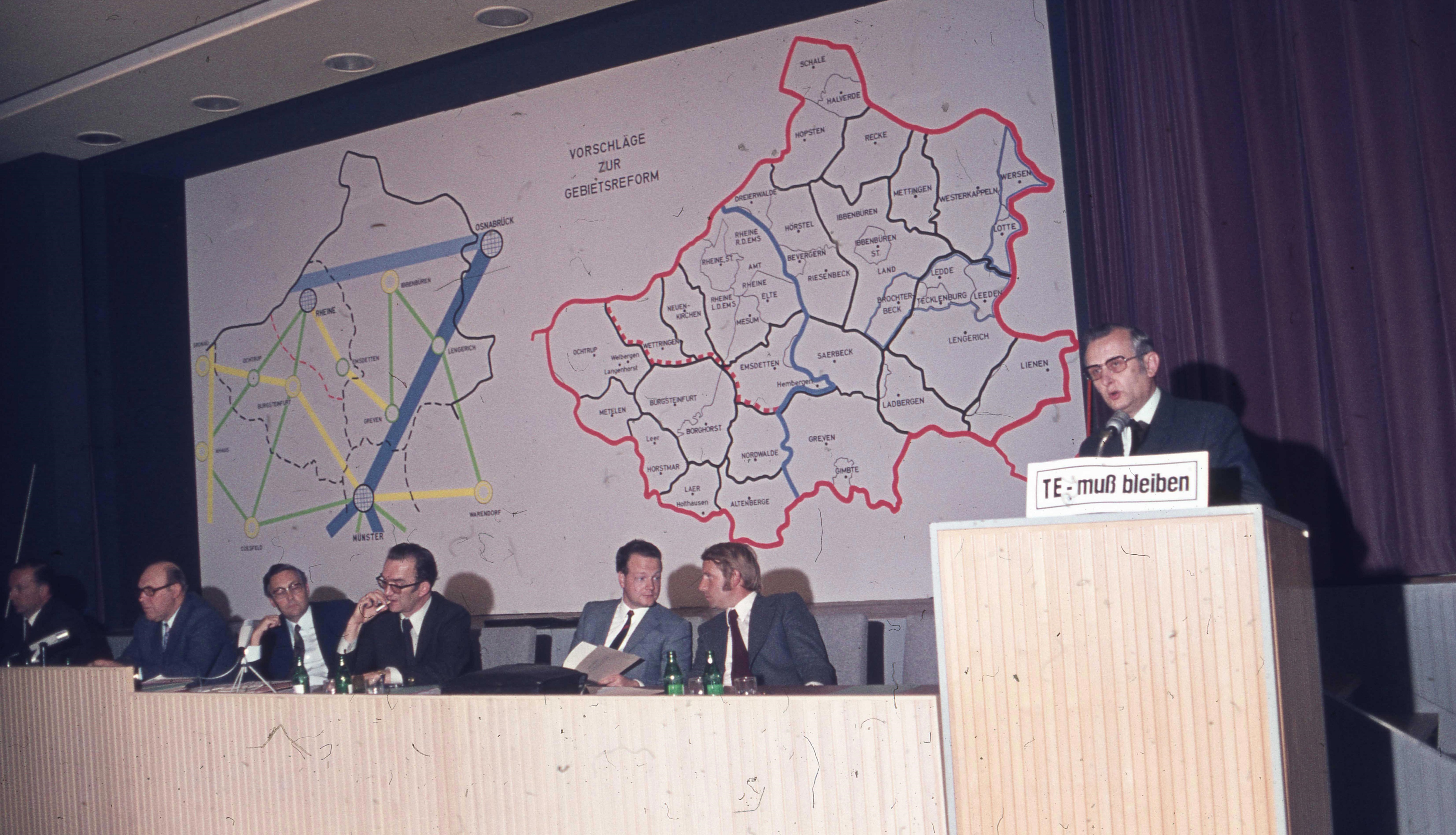 Podiumssituation mit einem Redner Podiumssituation mit einem Redner