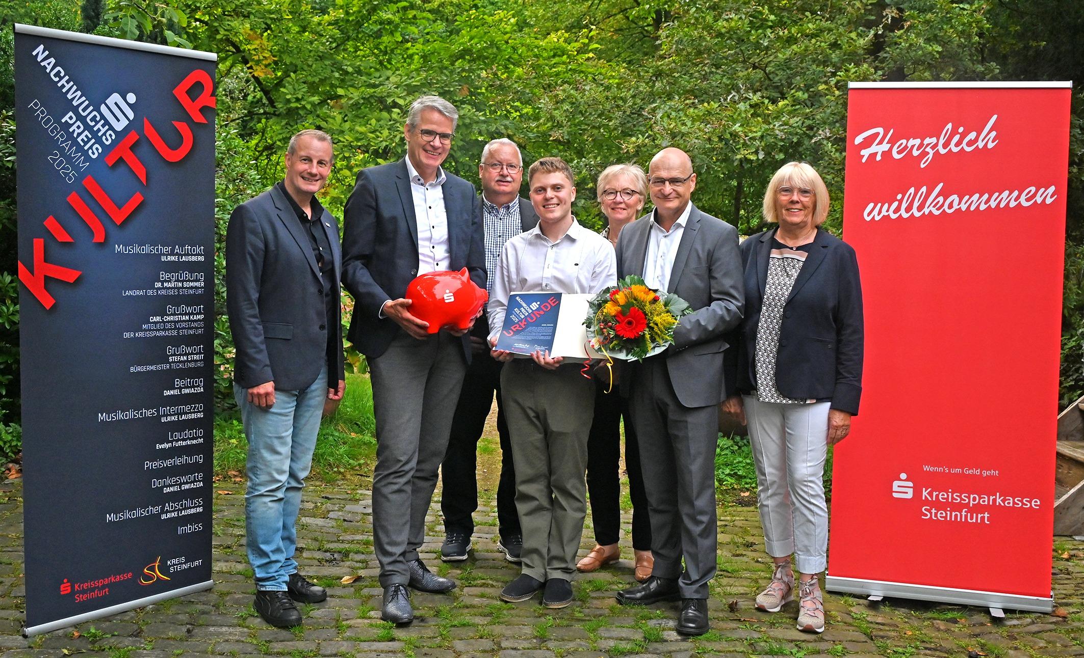 Vertreterinnen und Vertreter der Kreissparkasse, der Stadt Tecklenburg und des Kreis Steinfurts mit dem Preisträger.